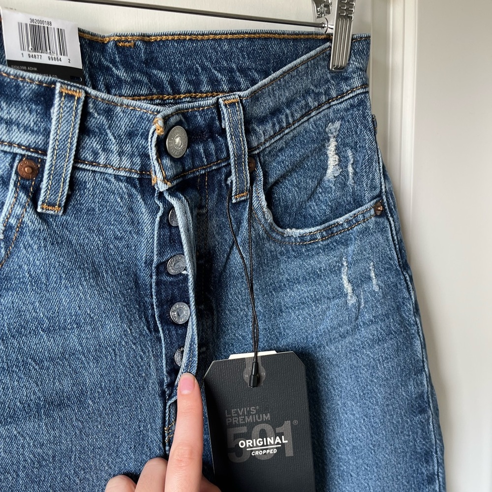 SALE! ⭐️ Levi’s 501 original cropped jean in Salsa Middle wash - Picture 10 of 16